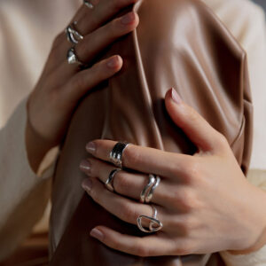 Hexingsheng Jewelry | How to Wear Rings on Multiple Fingers for Trendy Vibe Hexingsheng Jewelry | How to Wear Rings on Multiple Fingers for Trendy Vibe