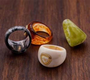 Bijoux en résine vs bijoux en acrylique : qu’est-ce qui fait la différence visuelle ?